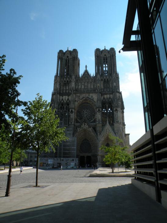  la cathédrale sous un soleil matinal